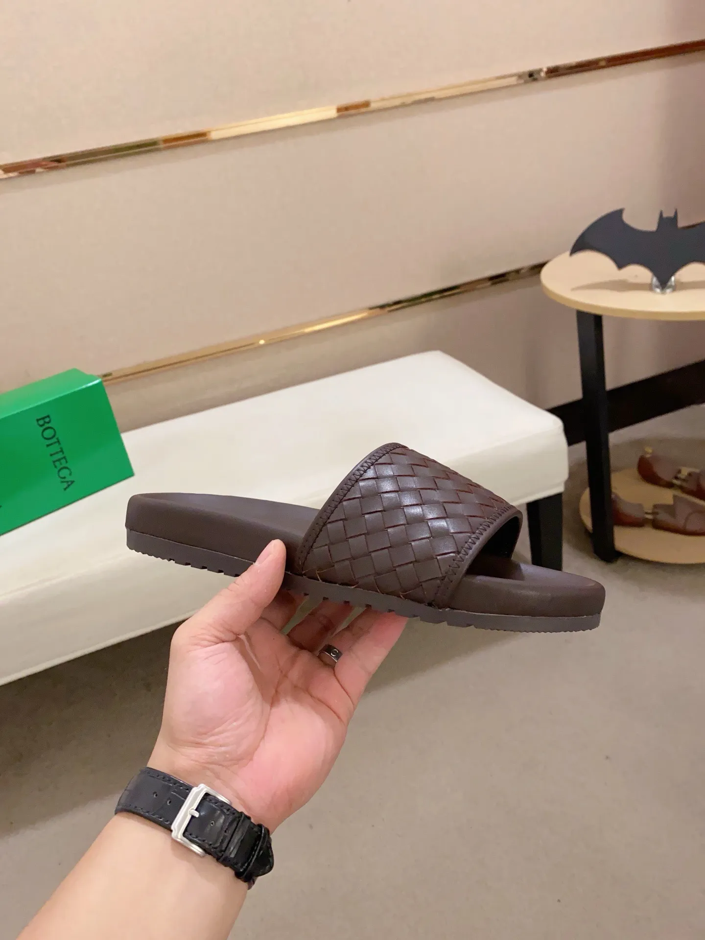 Men's shoes 💰: 320💰[BV~Bottega Veneta] Trendy new slippers are on the market. Same style as the official website. Counter quality [strong][strong][strong] Selected cow patent leather weaving. High-end atmosphere. Very cost-effective. Original wear-resistant rubber outsole. Fine workmanship. The upper layer of materials is used. The quality is visible. Shoe size 38-45.